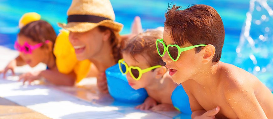 familie aan het zwembad